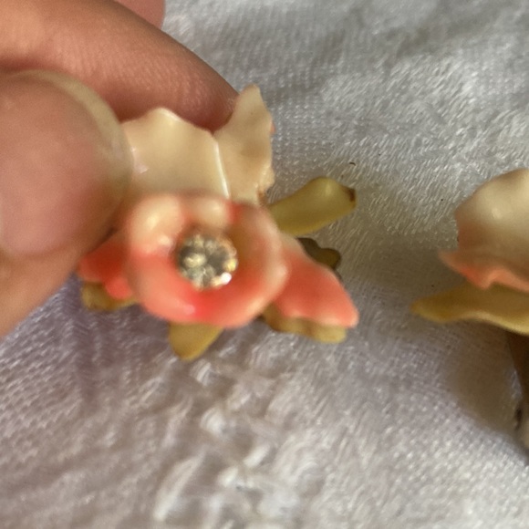 Delicate orchid clip earrings - Picture 2 of 5